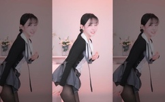 美女自觉的解开胸衣